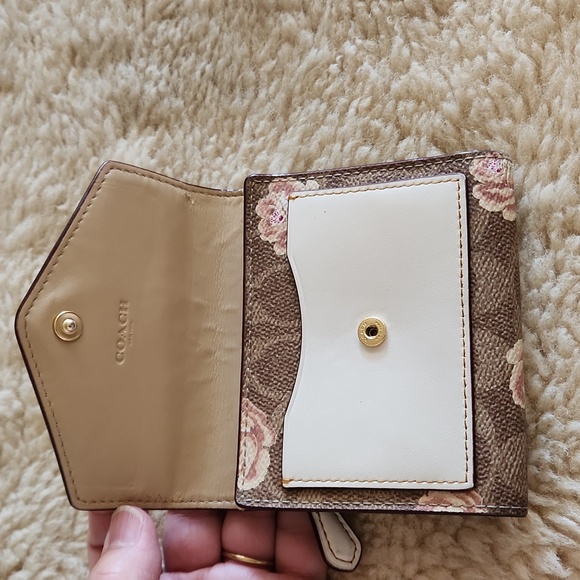 Beautiful Coach Signature with Floral Design Tri-fold Wallet 🧡🌸🤎 - Picture 5 of 12